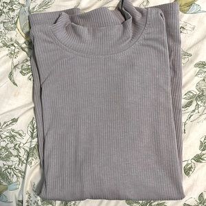 Short-sleeved mock turtleneck. Ribbed.
